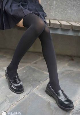 两位女王圣水调教小刚